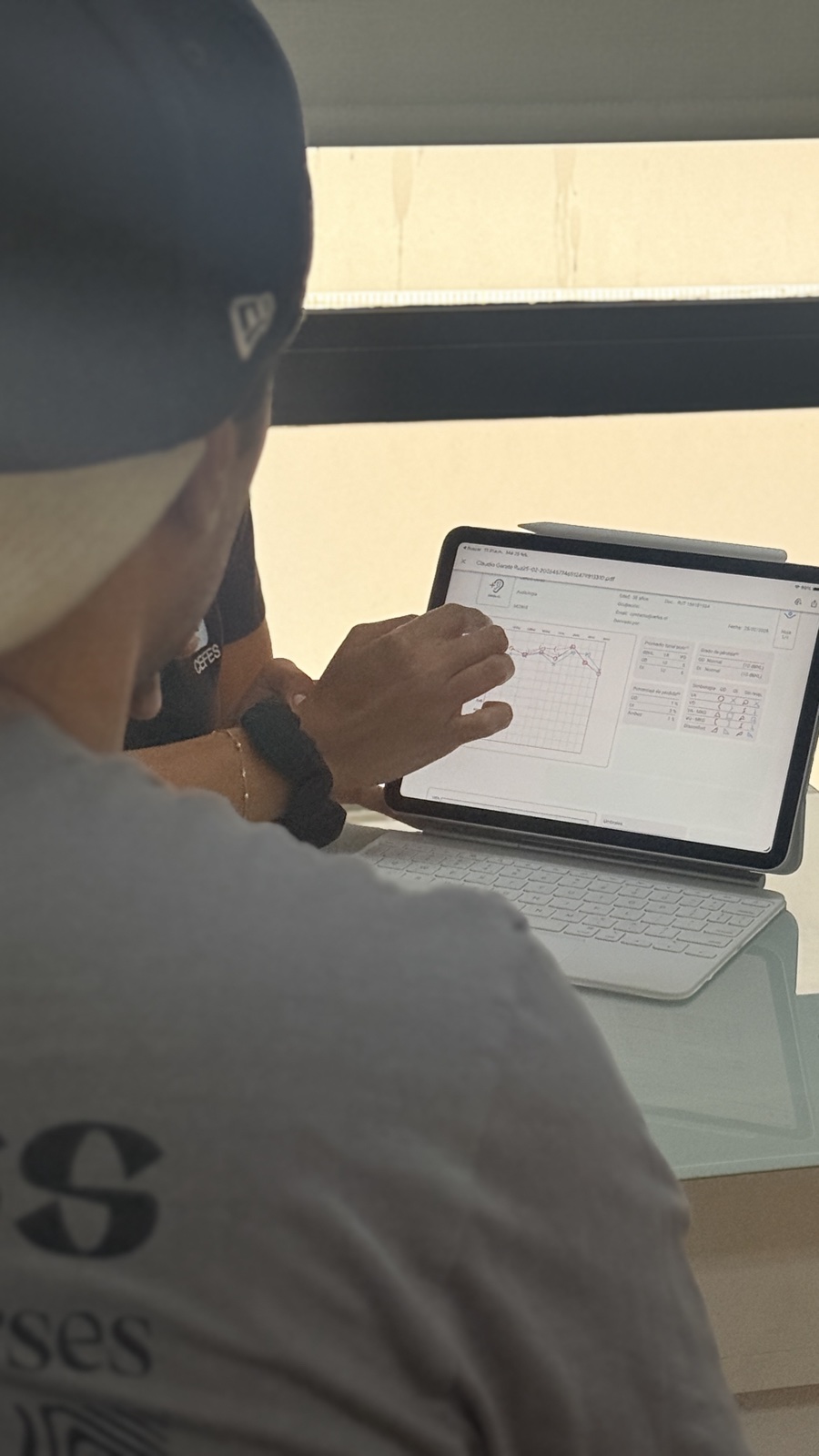 Fonoaudióloga revisando resultados de audiometría en tablet