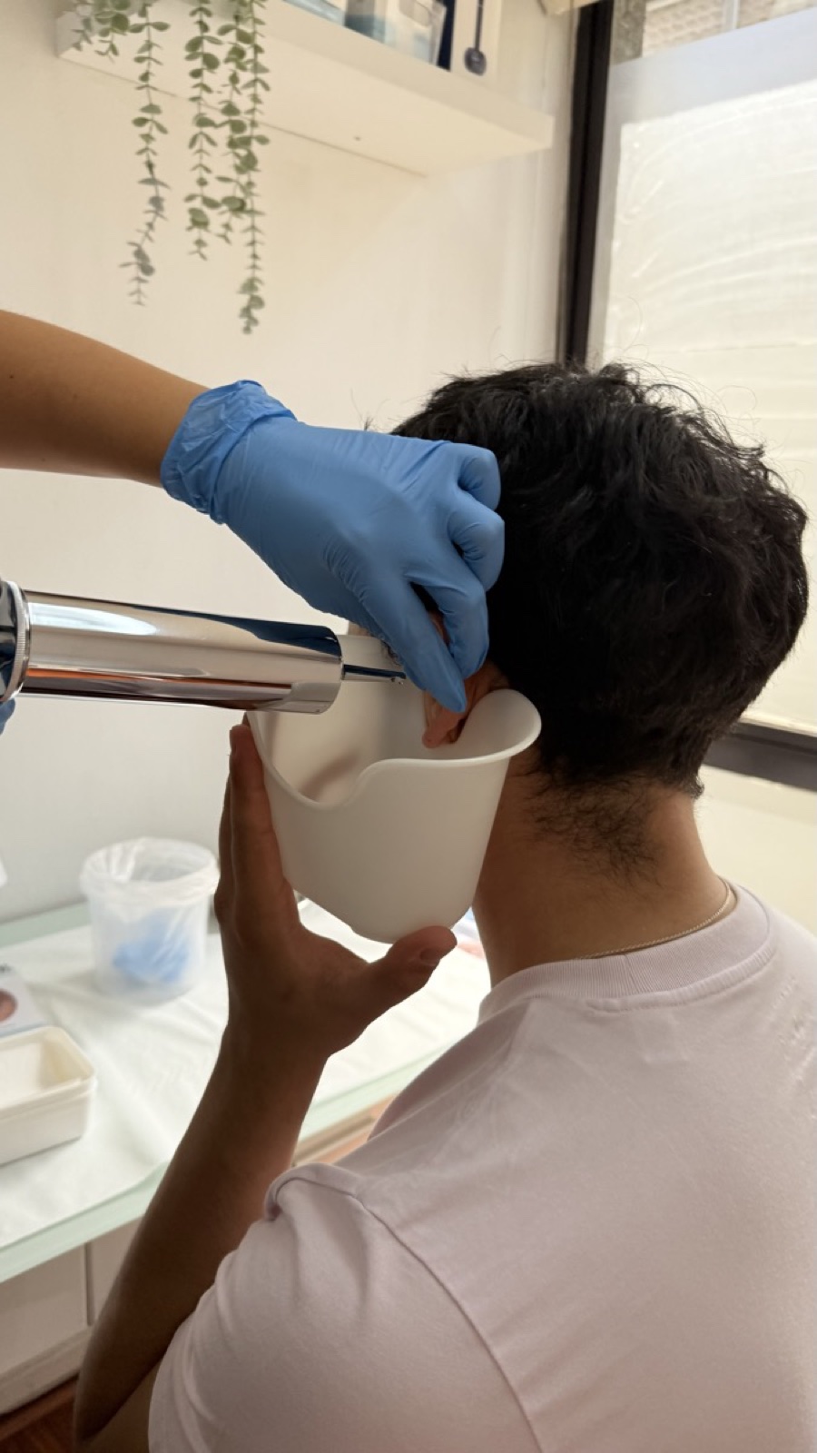 Irrigación profesional de oído con jeringa especializada