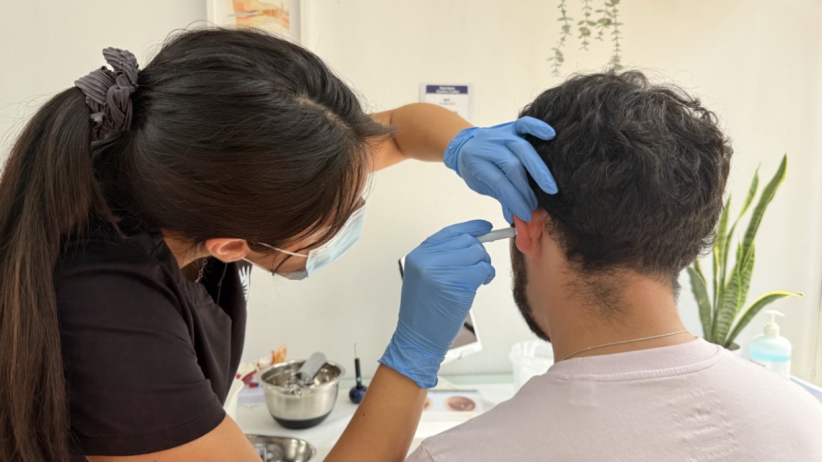 Fonoaudióloga de CEFES realizando examen auditivo a paciente