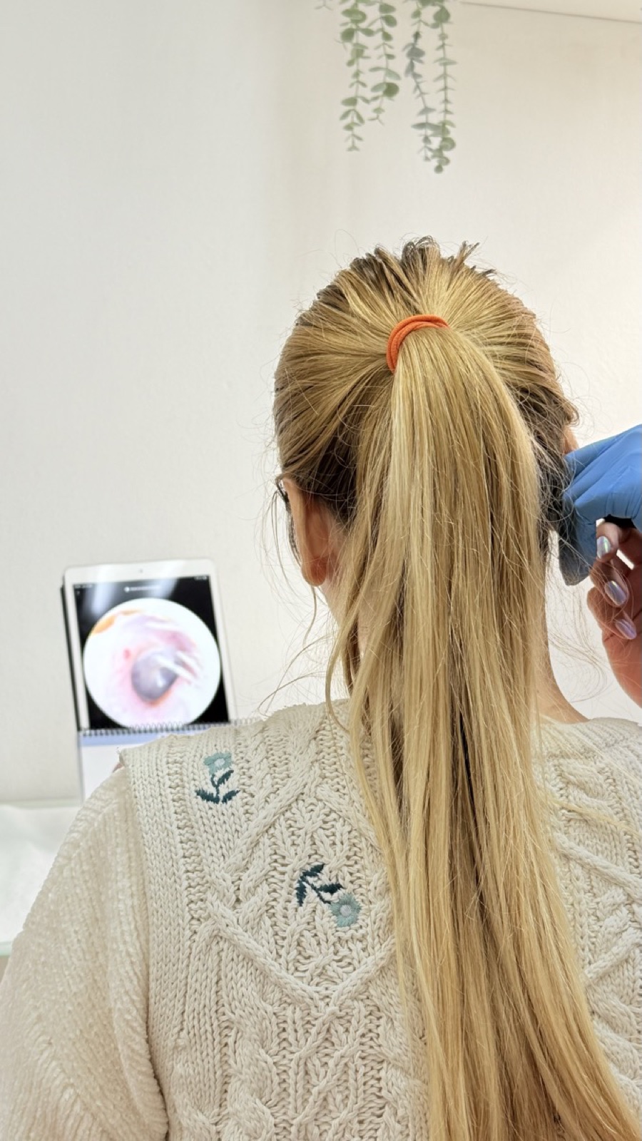 Paciente durante video otoscopia con visualización en tiempo real