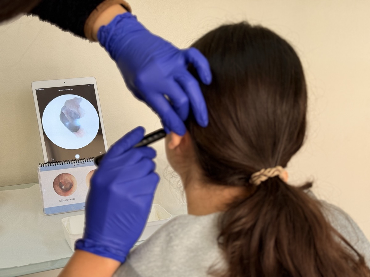 Visualización en tablet del conducto auditivo