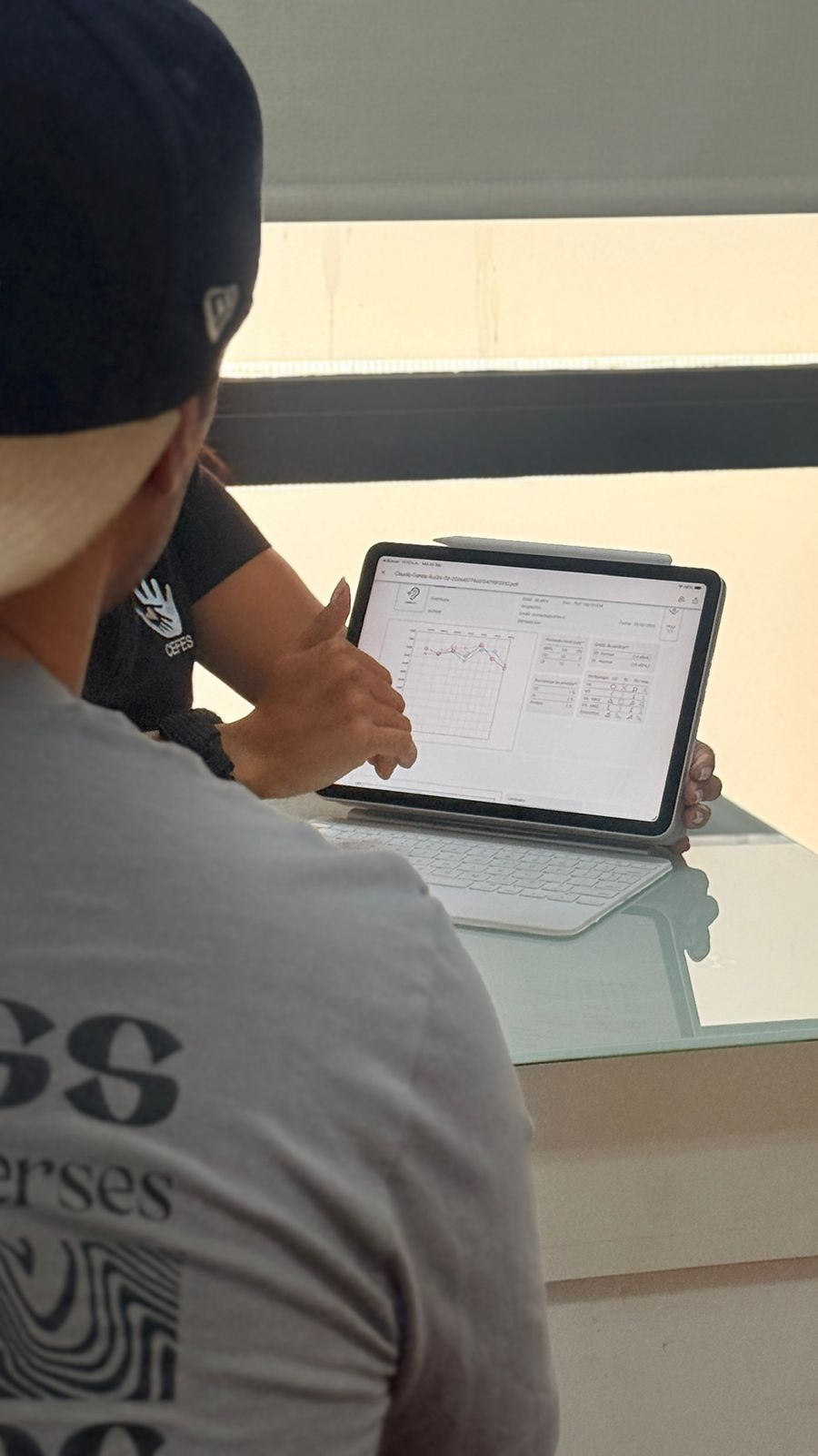 Paciente revisando resultados del audiograma
