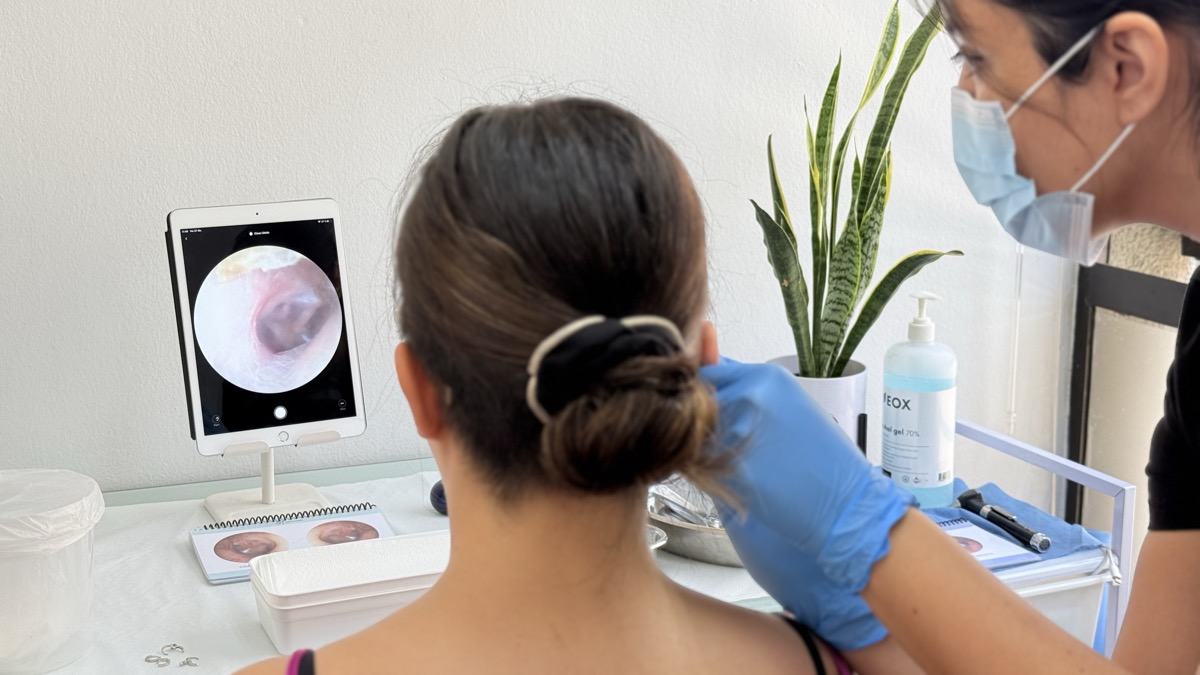 Profesional realizando video otoscopia con cámara HD